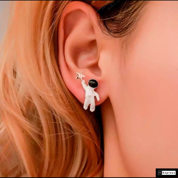 🆕 Astronaut Moon & Star Clip On Earrings - Picture 5 of 7